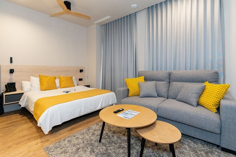 una habitación con una cama y un árbol en la pared