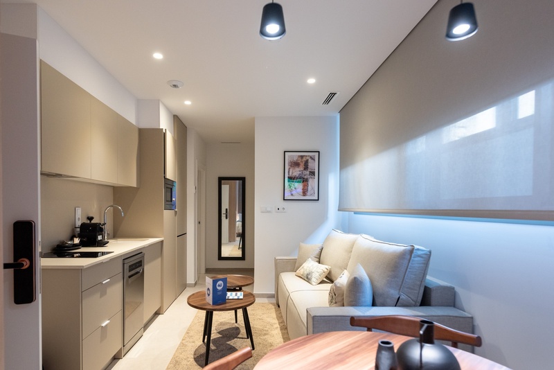 una cama con dos almohadas blancas y una cabecera de madera