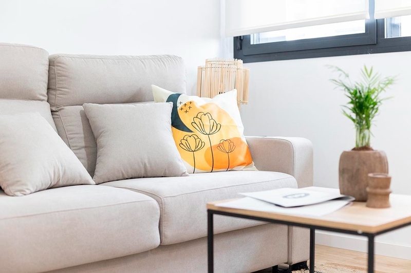 una cama con sábanas blancas y almohadas blancas