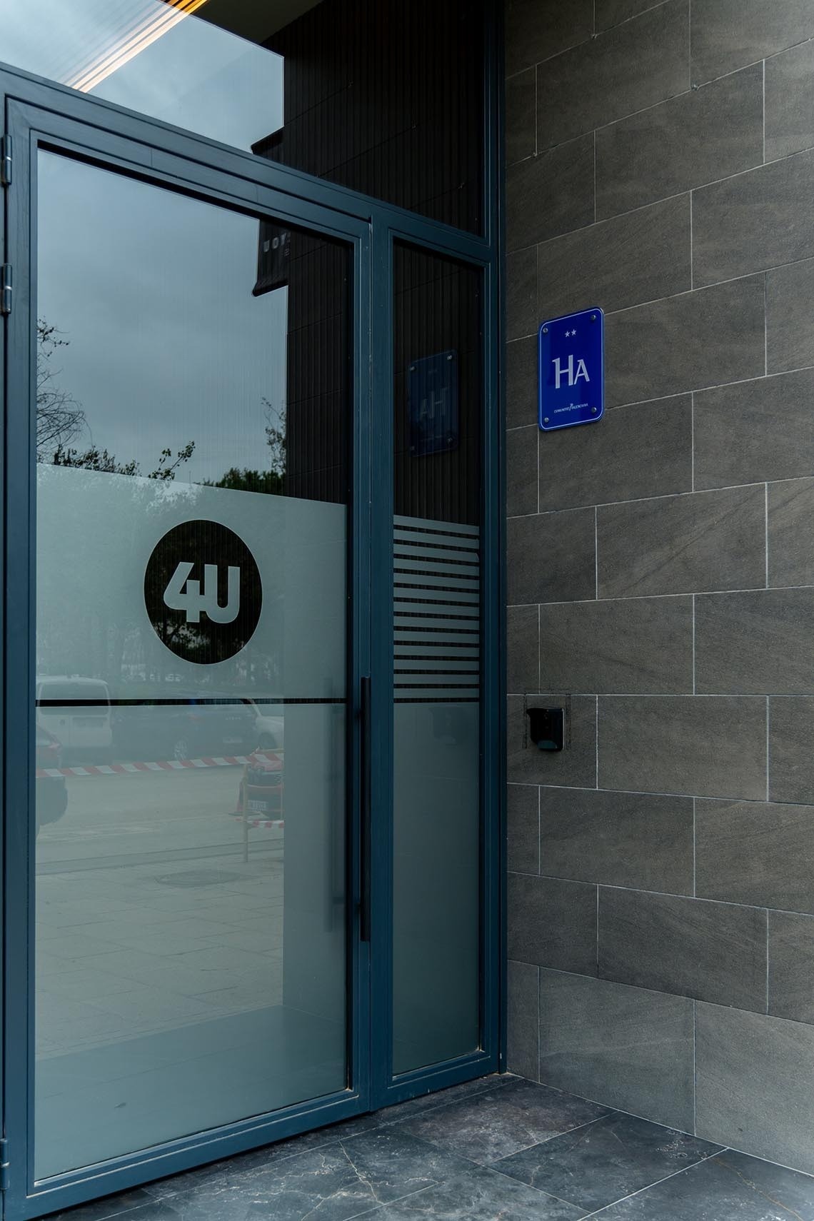 una puerta de vidrio con el logotipo de 4u encima