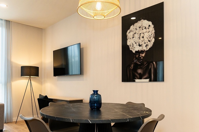 una habitación de hotel con dos camas y un sofá