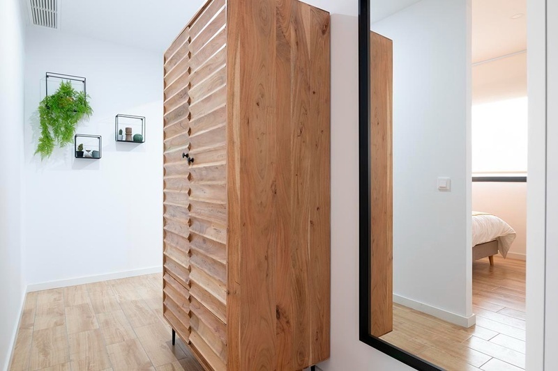 una cama con sábanas blancas y almohadas blancas