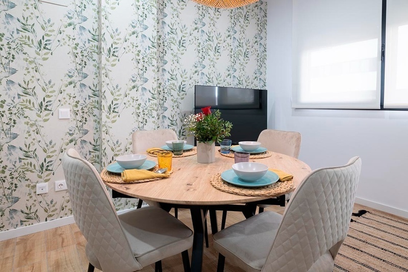 una cama con sábanas blancas y almohadas blancas