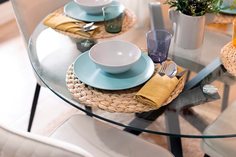 una habitación de hotel con dos camas y un sofá