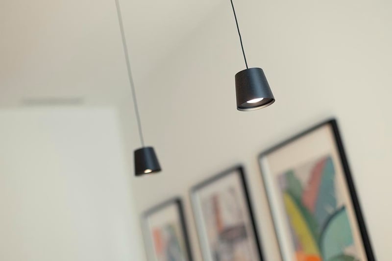 una cama con sábanas blancas y almohadas blancas