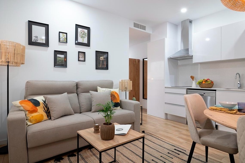 una cama con sábanas blancas y almohadas blancas