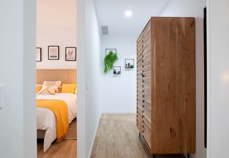 una cama con sábanas blancas y almohadas blancas