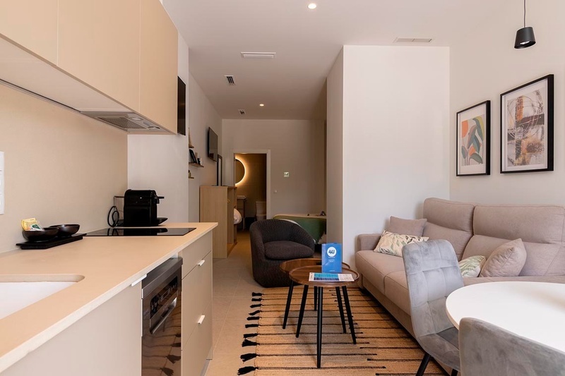 una cama con sábanas blancas y almohadas blancas