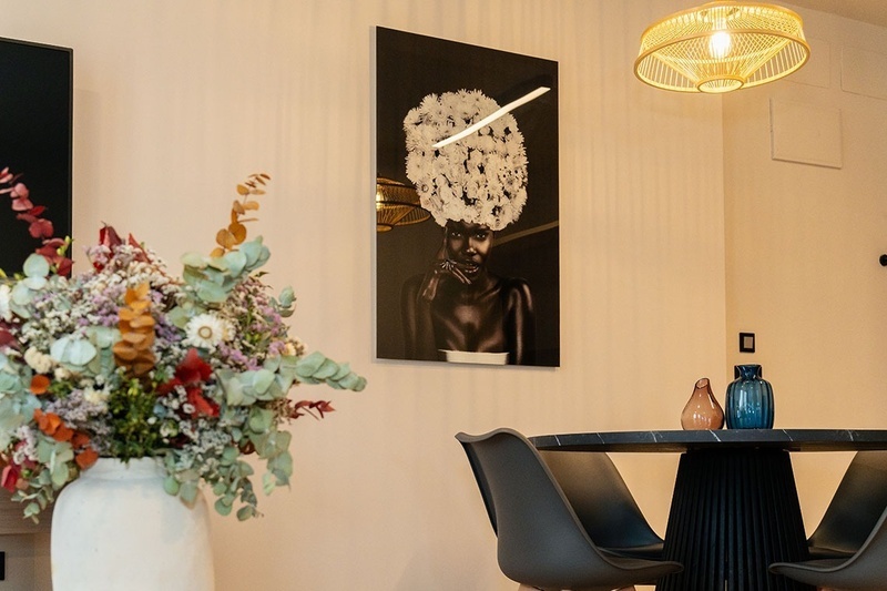 una habitación de hotel con dos camas y un sofá