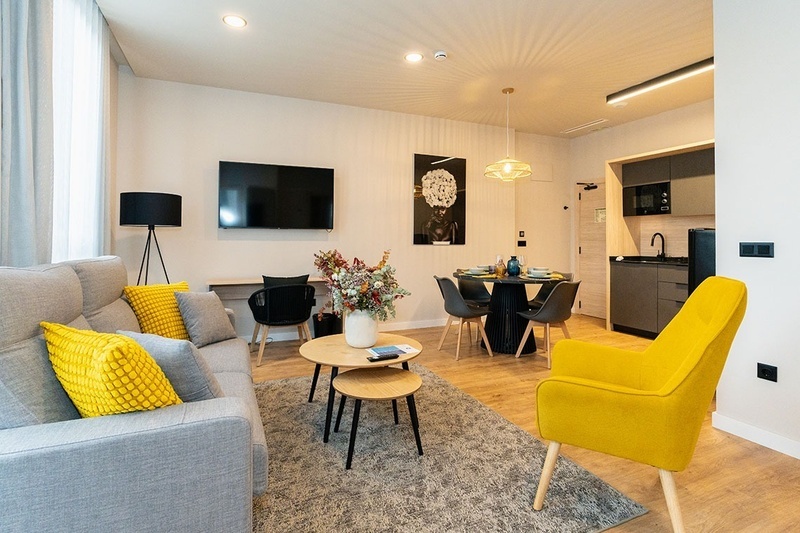 una habitación de hotel con dos camas y un sofá