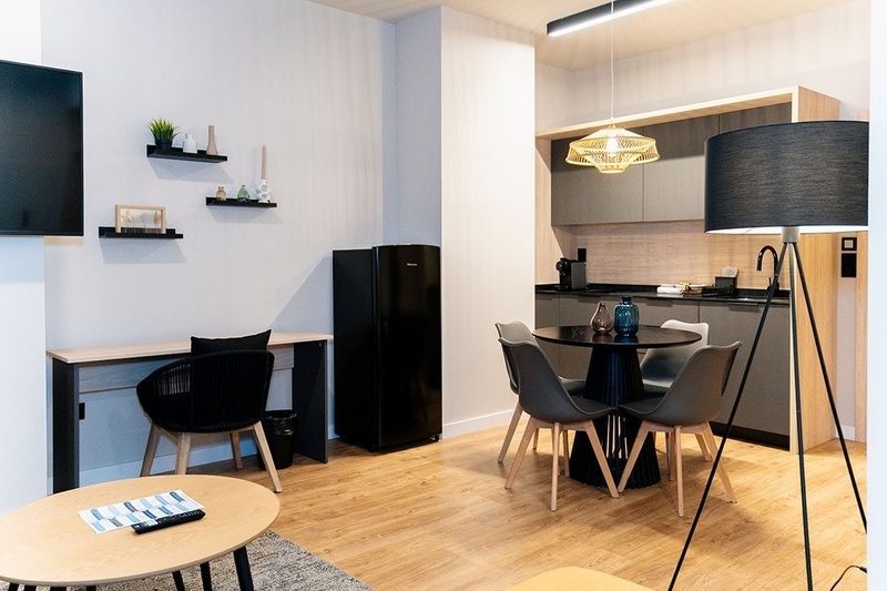 una habitación con una cama y un árbol en la pared