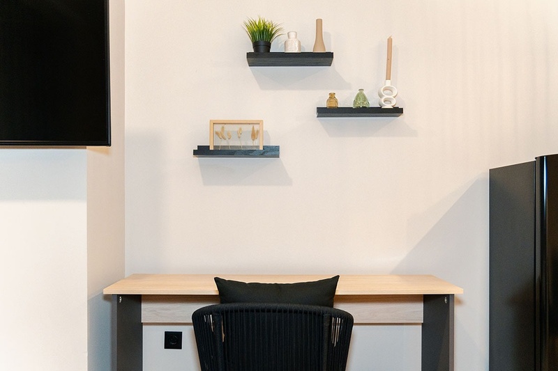 una habitación con una cama y un árbol en la pared
