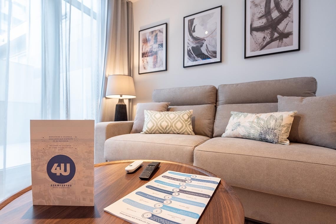 una sala de estar con un sofá y una tarjeta que dice 40