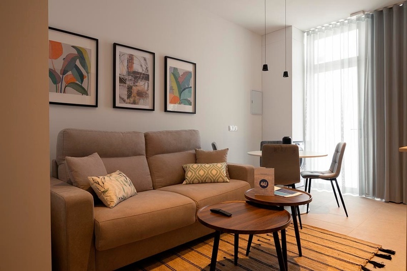 una cama con sábanas blancas y almohadas blancas