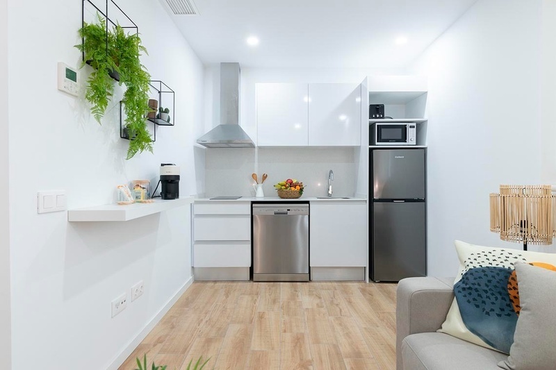 una cama con sábanas blancas y almohadas blancas