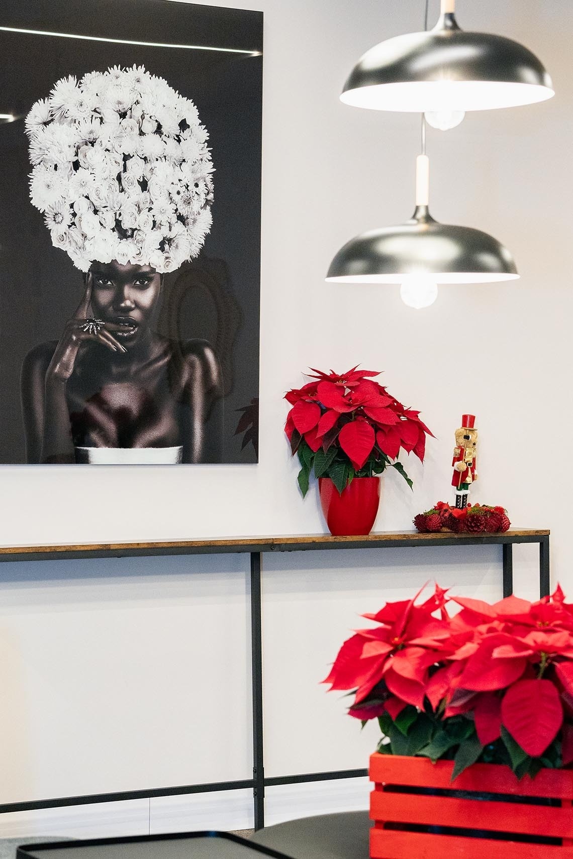 una pintura de una mujer con flores en la cabeza