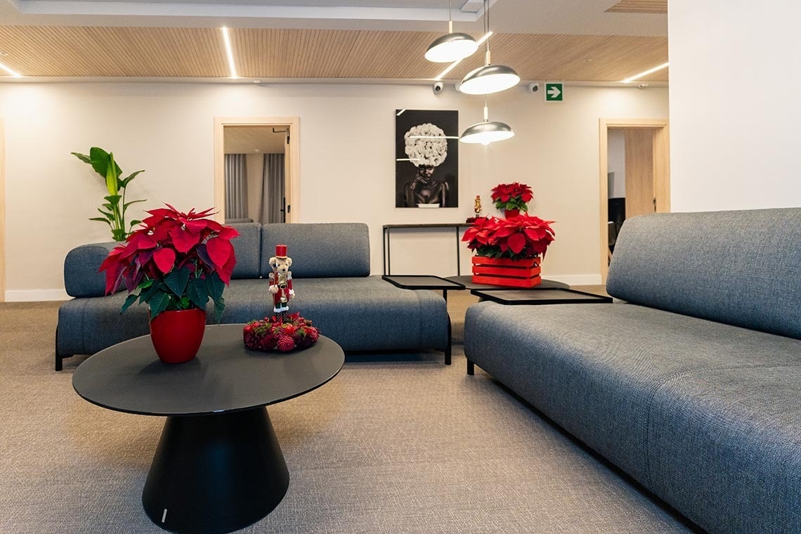 una sala de estar con un sofá gris y una mesa negra