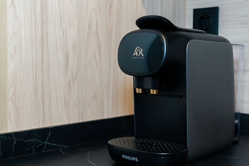 una habitación con una cama y un árbol en la pared