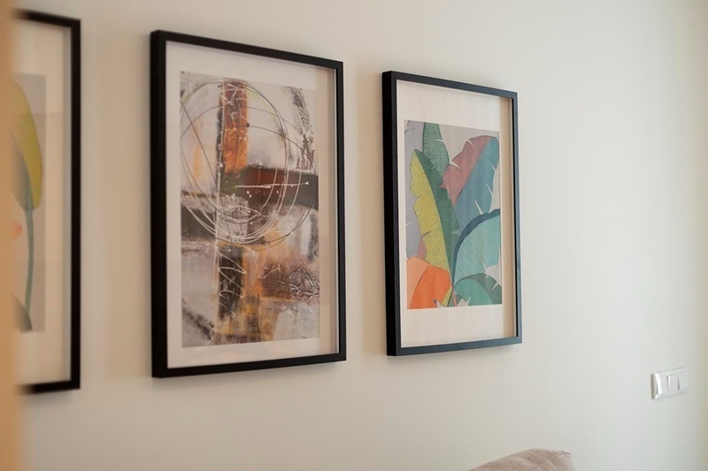 una cama con sábanas blancas y almohadas blancas