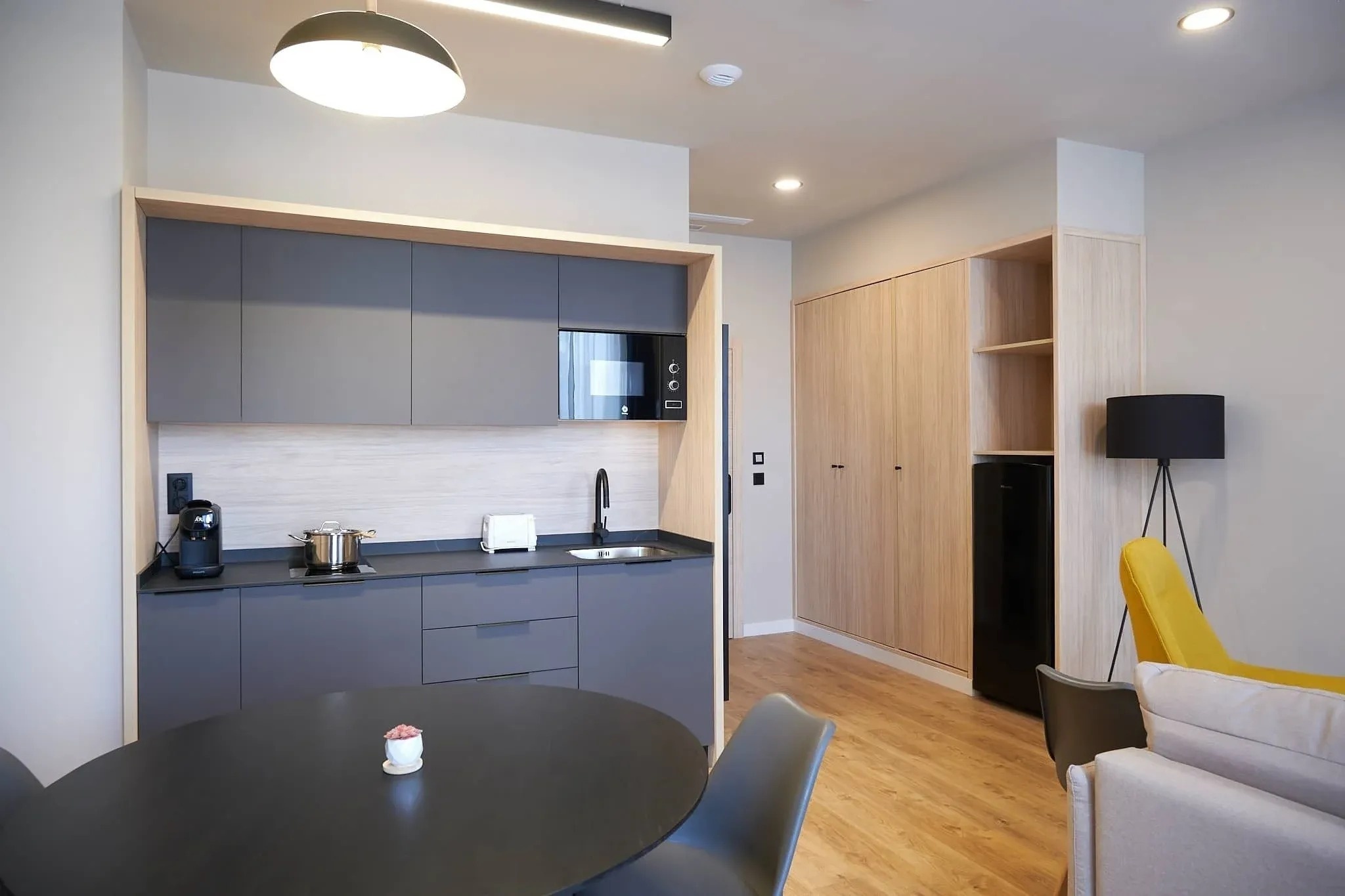 una cocina pequeña con una mesa y sillas