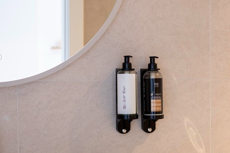 una cama con sábanas blancas y almohadas blancas