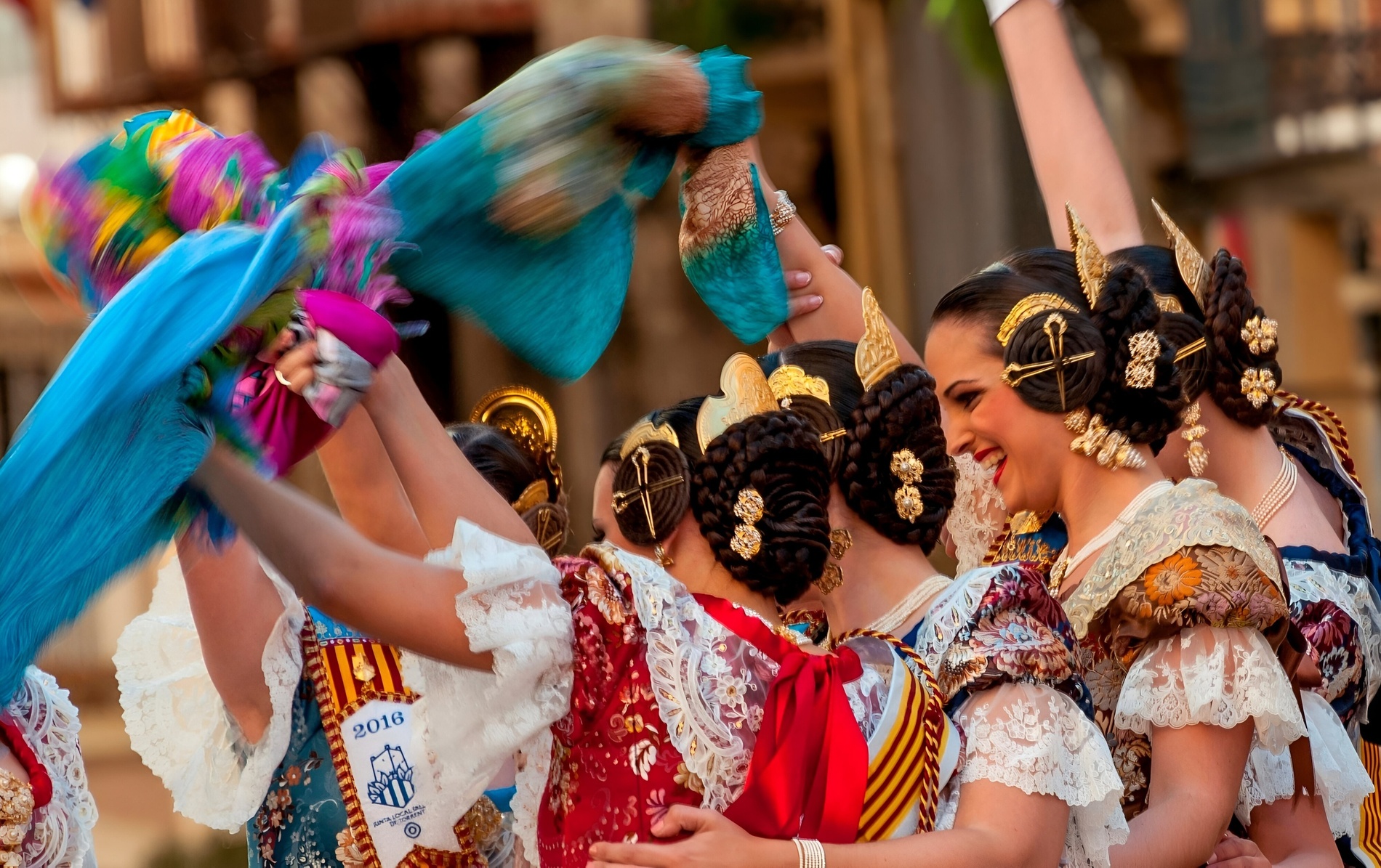 un grupo de mujeres con vestidos coloridos y un cartel que dice 