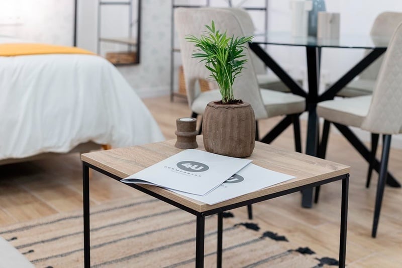 una cama con sábanas blancas y almohadas blancas