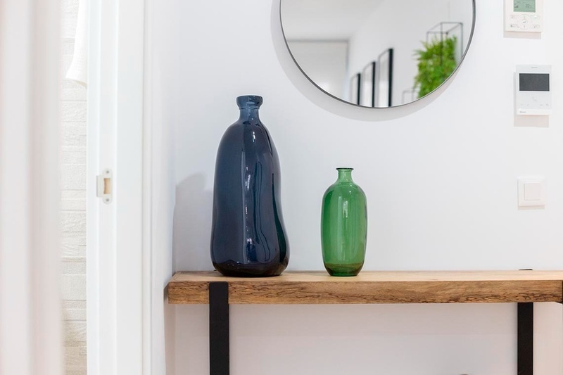 una cama con sábanas blancas y almohadas blancas