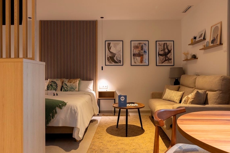 una cama con sábanas blancas y almohadas blancas