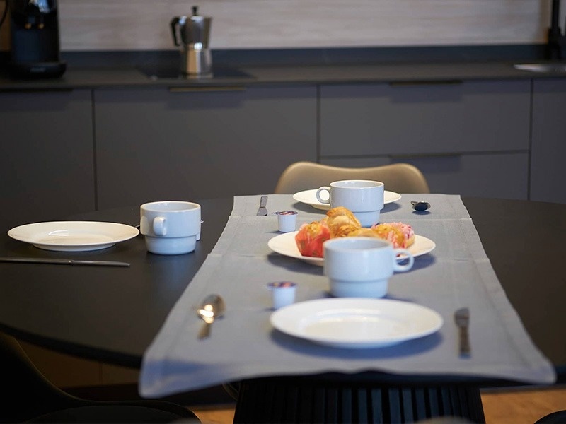 una mesa de comedor con platos y tazas de café