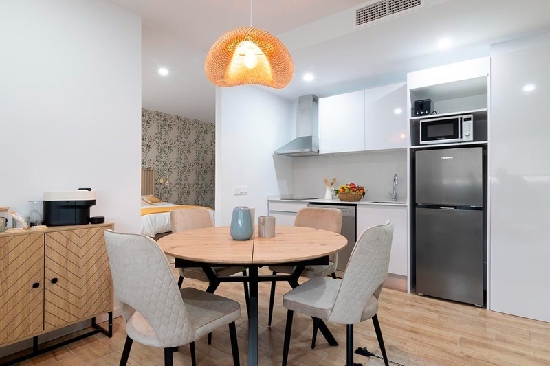 una cama con sábanas blancas y almohadas blancas