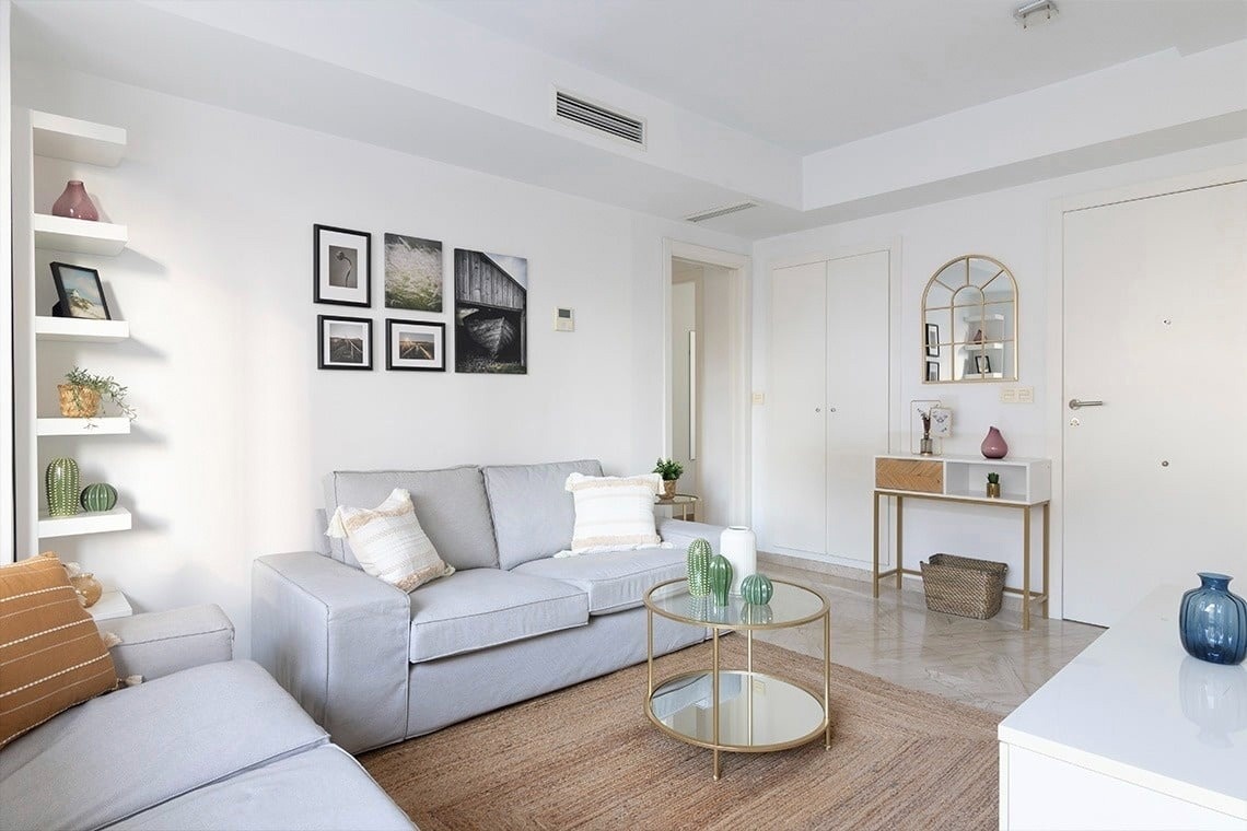 una habitación con un sofá y una mesa de comedor