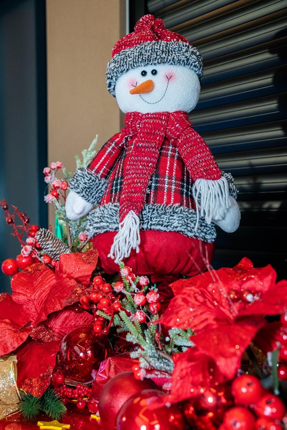 un muñeco de nieve con un sombrero y una bufanda roja