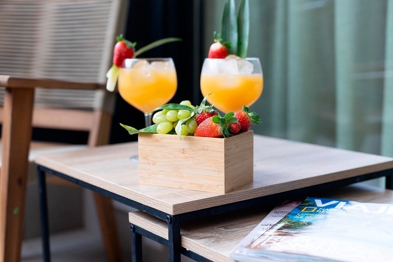 una habitación de hotel con dos camas y un sofá