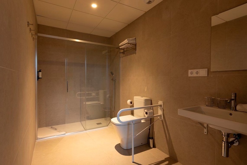 una cama con sábanas blancas y almohadas blancas