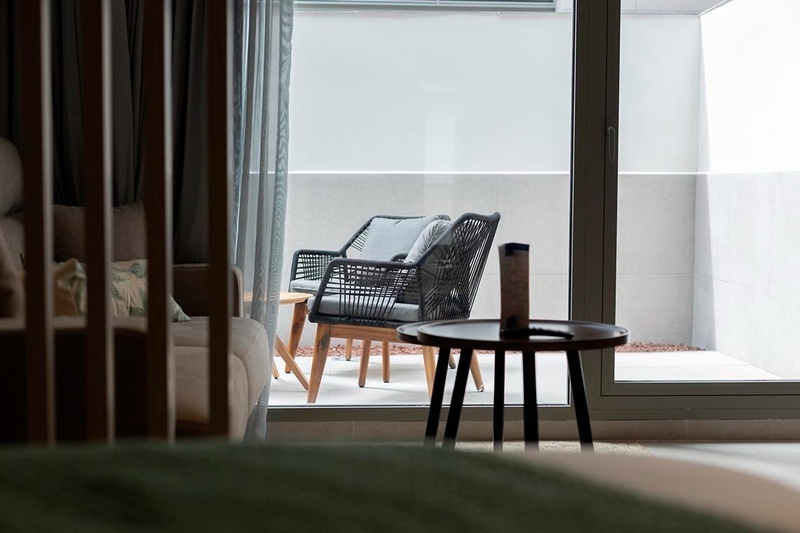 una cama con sábanas blancas y almohadas blancas