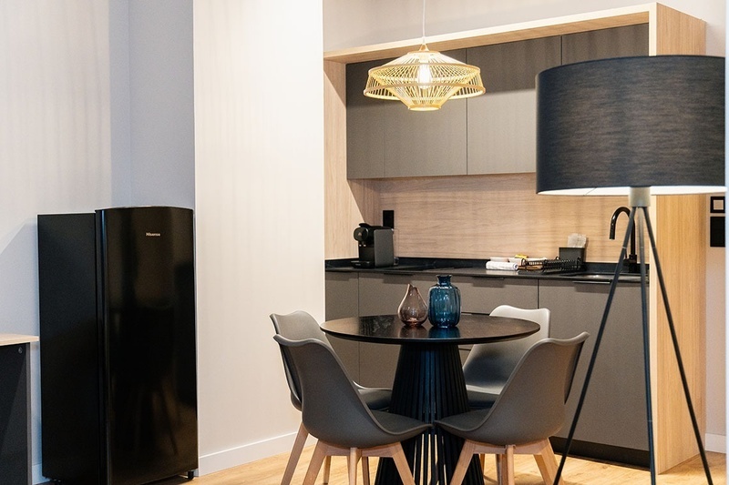 una habitación con una cama y un árbol en la pared