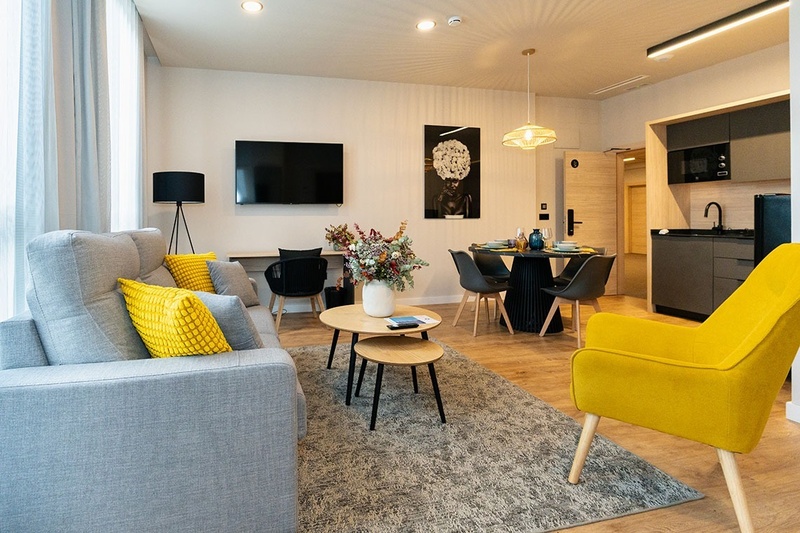 una habitación de hotel con dos camas y un sofá