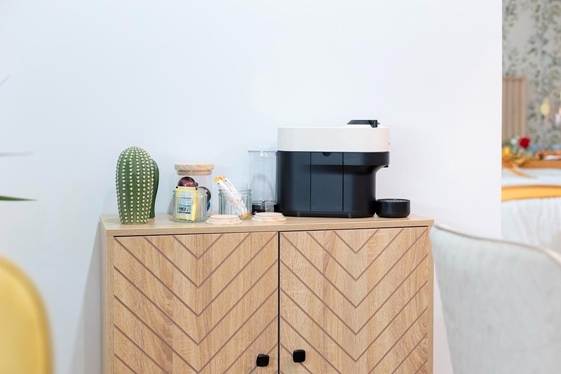 una cama con sábanas blancas y almohadas blancas