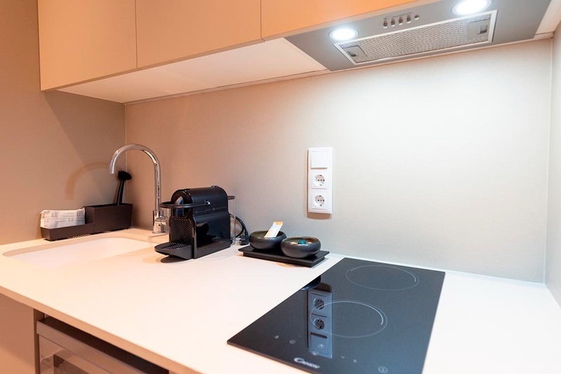 una cama con sábanas blancas y almohadas blancas