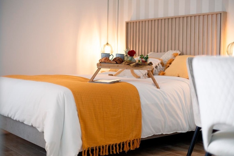 una habitación de hotel con dos camas y un sofá