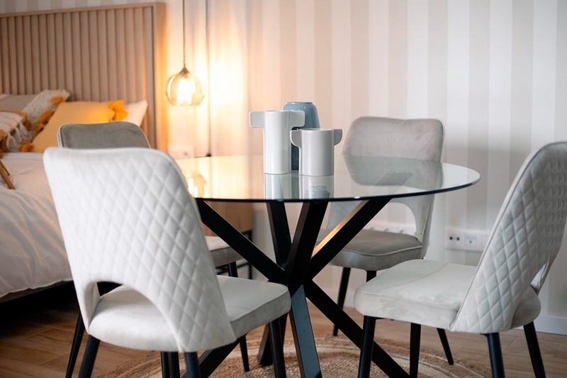 una habitación de hotel con dos camas y un sofá