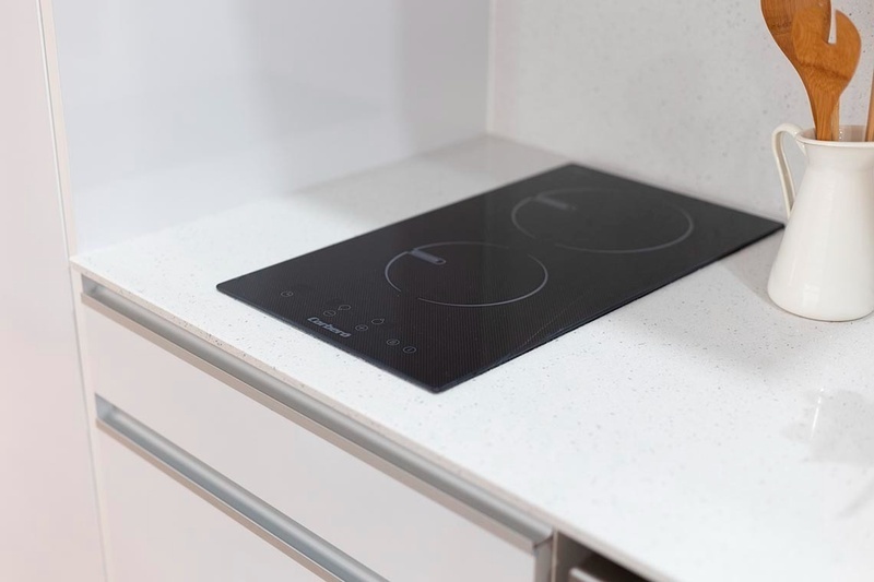 una cama con sábanas blancas y almohadas blancas