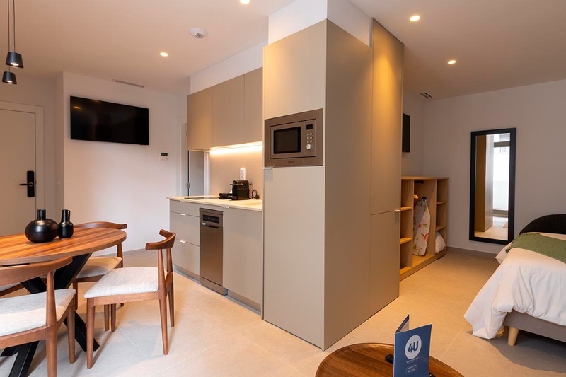 una cama con sábanas blancas y almohadas blancas