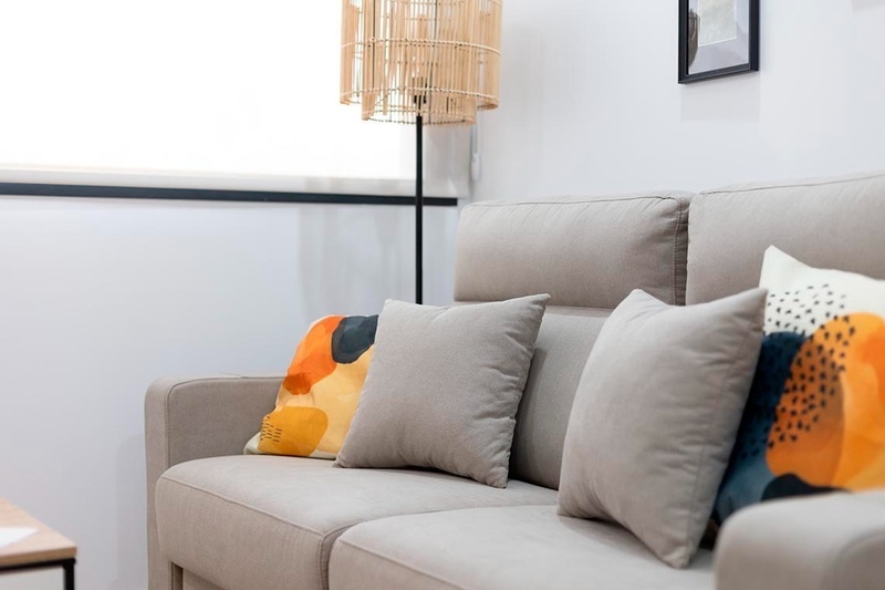 una cama con sábanas blancas y almohadas blancas