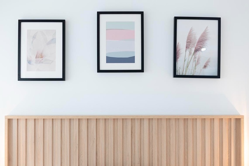 una cama con sábanas blancas y almohadas blancas