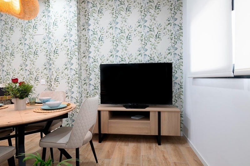 una cama con sábanas blancas y almohadas blancas