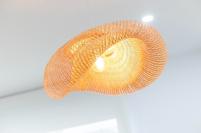 una cama con sábanas blancas y almohadas blancas