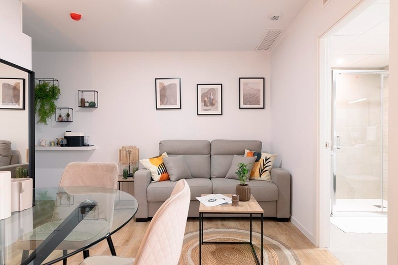 una habitación de hotel con dos camas y un sofá