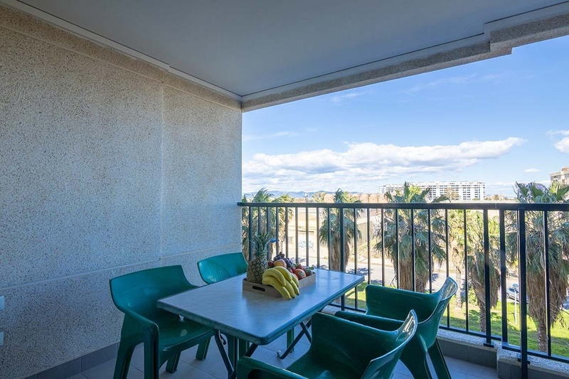 una cama con dos almohadas blancas y una cabecera de madera